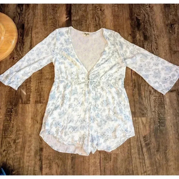Show Me‎ Your Mumu Romper Blue White Floral Shorts One Piece Size Small - Picture 1 of 4